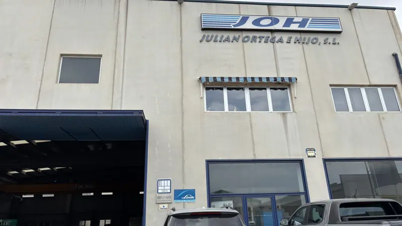 Rótulo de Julián Ortega e Hijo en la fachada de la nave de Villarrobledo